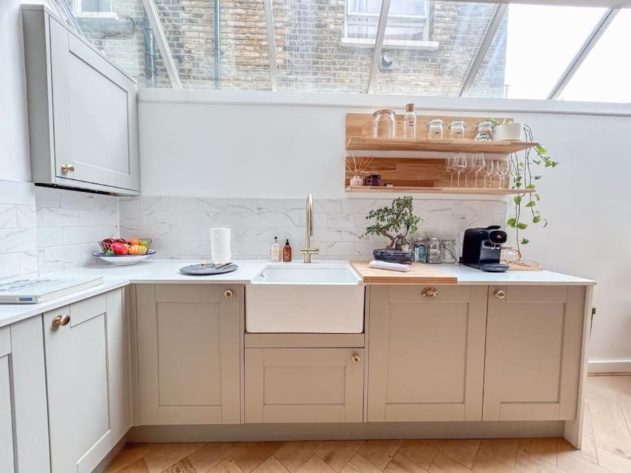 Apartment Stylish Sanctuary With Garden Oasis *