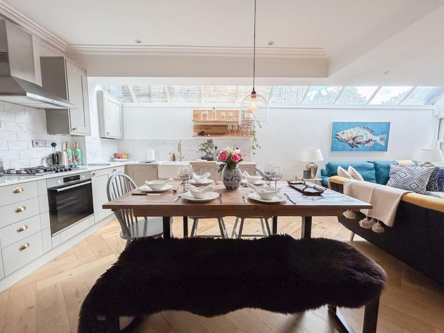 Apartment Stylish Sanctuary With Garden Oasis