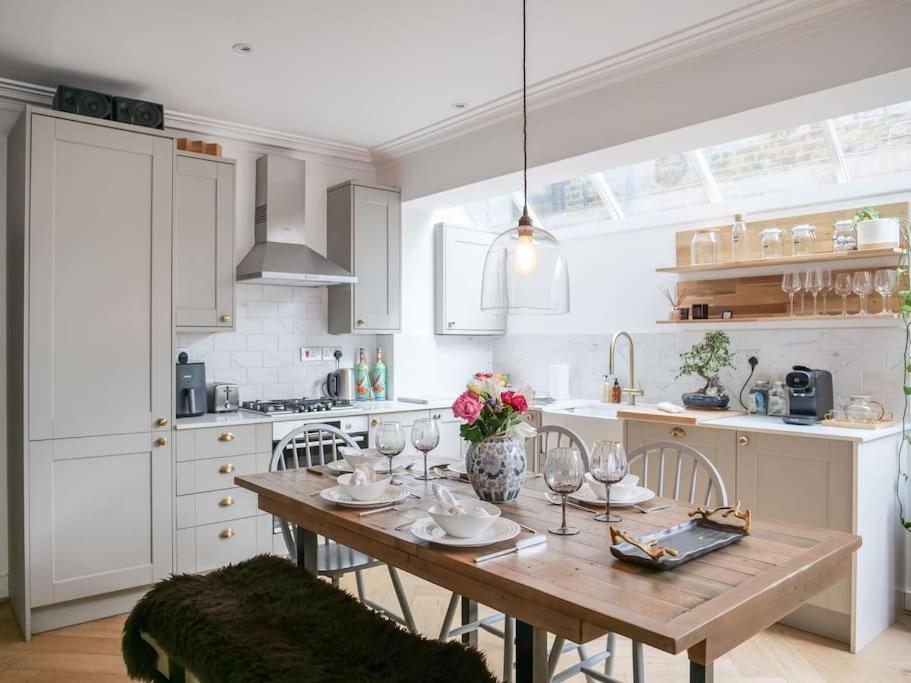 Apartment Stylish Sanctuary With Garden Oasis *